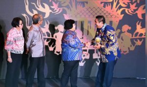 Bupati Maros, H. Andi Syafril Chaidir Syam menerima langsung Piala Adipura untuk tahun 2022 di Gedung Manggala Wanabhakti- Jakarta, Selasa (28/02/2023). Foto : ist
