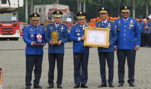 Kadis Pemadam Kebakaran (Damkar) Kota Makassar, Hasanuddin mewakili Danny Pomanto menerima penghargaan Kepala Daerah Terfavorit yang Peduli Terhadap Upaya Pencegahan dan Penyelamatan Kebakaran, Rabu, (1/03/2023). Foto : Humas Pemkot