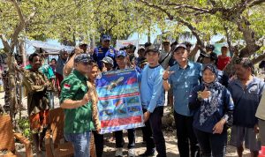 Kepala Dinas Kelautan dan Perikanan Sulsel, Muhammad Ilyas menyerahkan poster perlindungan penyu kepada masyarakat Pulau Lanjukang