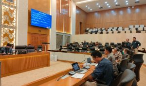 Direktur-Eksekutif-YKL-Indonesia-Nirwan-Dessibali-saat-memberikan-pemaparan-dalam-Rapat-Dengar-Pendapat-RUU-KSDAHE-yang-dilaksanakan-Komisi-IV-DPR-RI