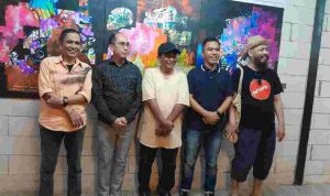 Para perupa berpose bersama kepala dinas Parekraf A. Hendra Hakamuddin (kedua dari kiri) dan Plt kepala bidang ekraf Disparekraf kota Makassar Irwin Ramadanis Ohorella (kedua dari kanan)
