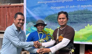 Direktur Eksekutif YKL Indonesia, Nirwan Dessibali menyerahkan secara simbolis bibit pohon mangove asosisasi kepada pewakilan masyrakat untuk ditanam di area rehabilitasi