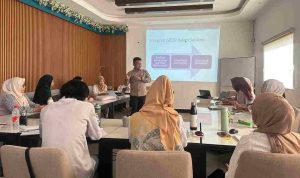 Dosen UMB Palopo Dr. Andi Alim, S.KM., M.Kes saat mengantarkan materi penguatan sanitasi sekolah dan inklusivitas gender, disabilitas dan sosial di Kota Palopo, Rabu (3/12/2025).