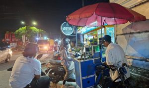Kue Putu Menangis, Inovasi “Molten Cake” Tradisional yang Kembali Jadi Primadona di Samata