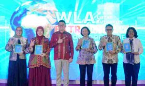 Aliyah Mustika Ilham Terima Penghargaan pada WLA Extravaganza BPOM RI