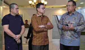 Kepala BPOM RI Prof. Taruna Ikrar (Tengah) berdiskusi bersama Dubes RI untuk Pakistan Letjen TNI (Purn.) Chandra W. Sukotjo (kanan) di Kantor BPOM RI, Jakarta, Jumat (28/8/2026).