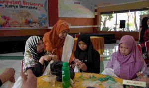 Peserta HWDI Makassar Mengikuti Pelatihan Batik Jumputan GMTD di Akkarena